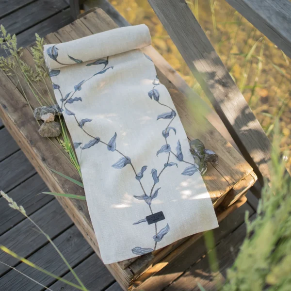 Beige och blå bordslöpare i 100 % linne med sjögräs som mönster, tillverkad av NORDRÅ Sweden som säljer presenter och inredning.