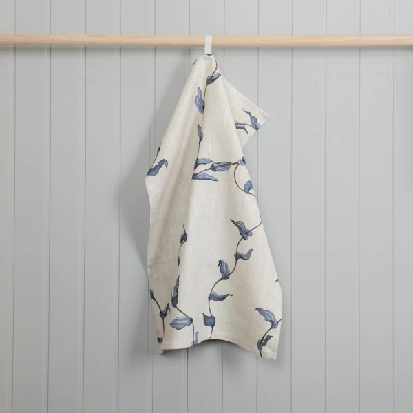 Beige och blå kökshandduk i 100 % linne med sjögräs som mönster, tillverkad av NORDRÅ Sweden som säljer presenter och inredning.