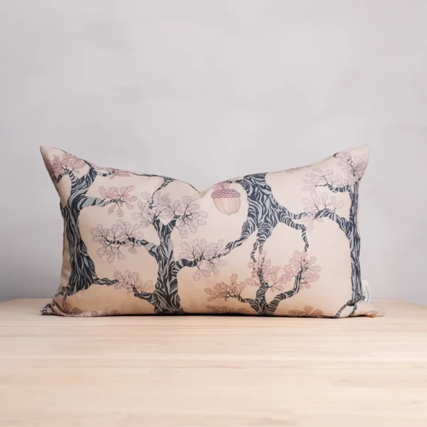 Rosa kudde i linneblandning med ekträd som mönster, tillverkad av NORDRÅ Sweden som säljer presenter och inredning.