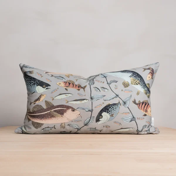 Grå kudde i linneblandning med fiskar som mönster, tillverkad av NORDRÅ Sweden som säljer presenter och inredning.