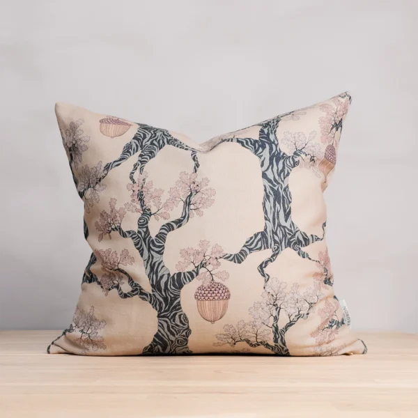 Rosa kudde i linneblandning med ekträd som mönster, tillverkad av NORDRÅ Sweden som säljer presenter och inredning.