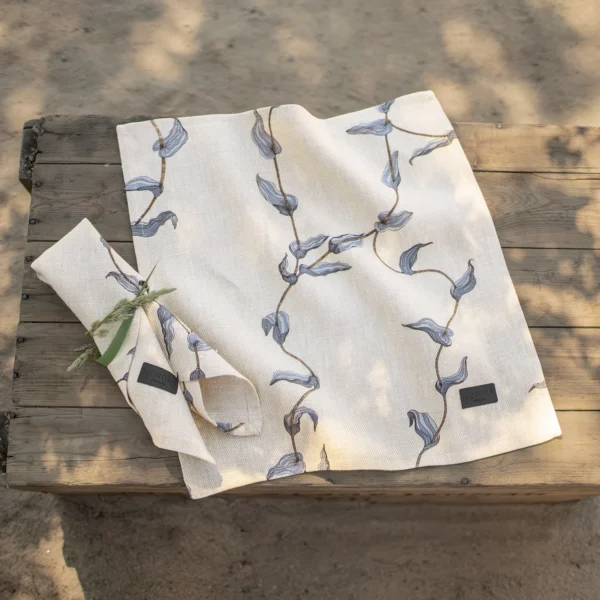 Beige och blå servetter i 100 % linne med sjögräs som mönster, tillverkad av NORDRÅ Sweden som säljer presenter och inredning.