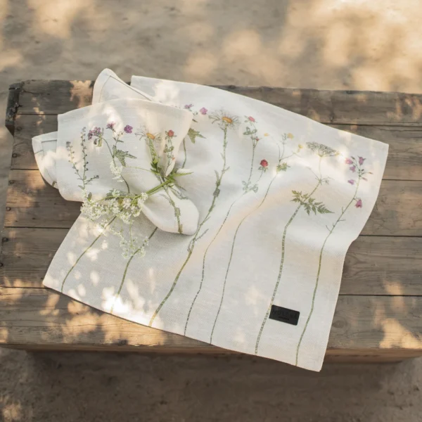 2 servetter i 100 % linne med blommor som mönster, tillverkad av NORDRÅ Sweden som säljer presenter och inredning.