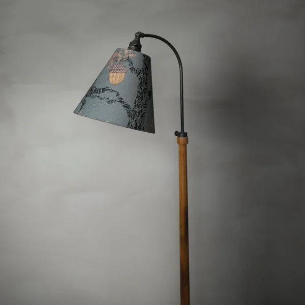 Lampskärm i linneblandning med ett mönster av ekskog, tillverkad av NORDRÅ Sweden som säljer presenter och inredning.