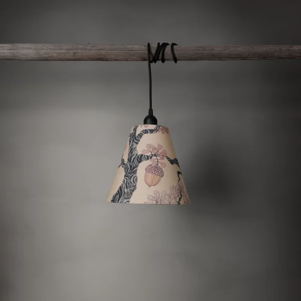Lampskärm i linneblandning med ett mönster av ekskog, tillverkad av NORDRÅ Sweden som säljer presenter och inredning.