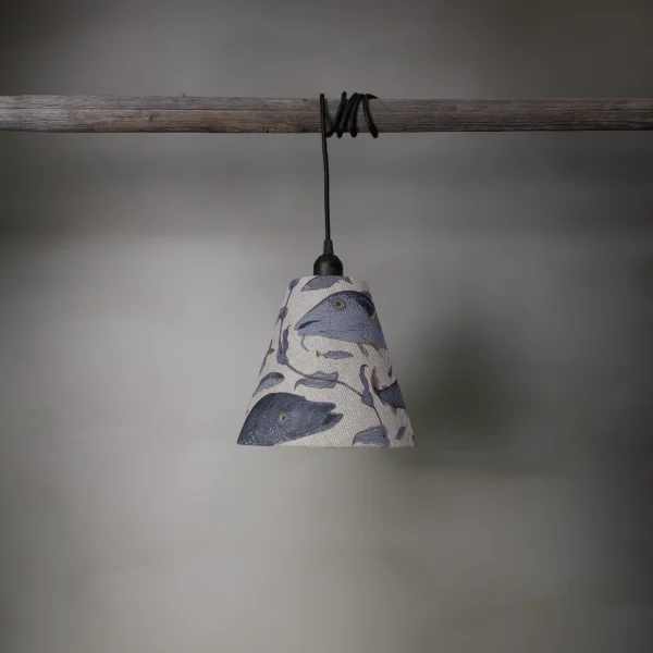 Lampskärm i 100 % linne med ett mönster av fiskar, tillverkad av NORDRÅ Sweden som säljer presenter och inredning.