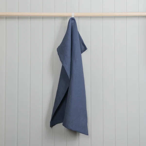 Enfärgad blå kökshandduk i 100 % linne, tillverkad av NORDRÅ Sweden som säljer presenter och inredning.