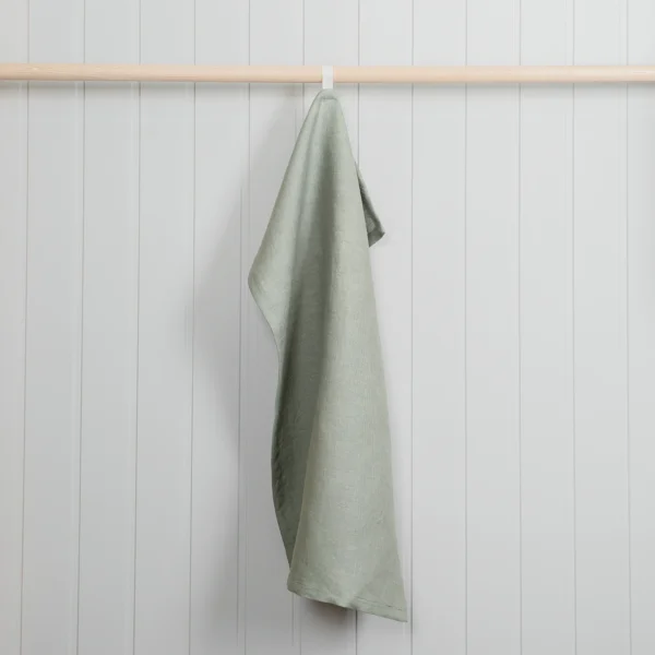 Enfärgad grön kökshandduk i 100 % linne, tillverkad av NORDRÅ Sweden som säljer presenter och inredning.