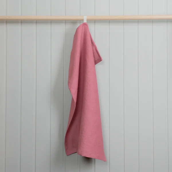 Enfärgad rosa kökshandduk i 100 % linne, tillverkad av NORDRÅ Sweden som säljer presenter och inredning.