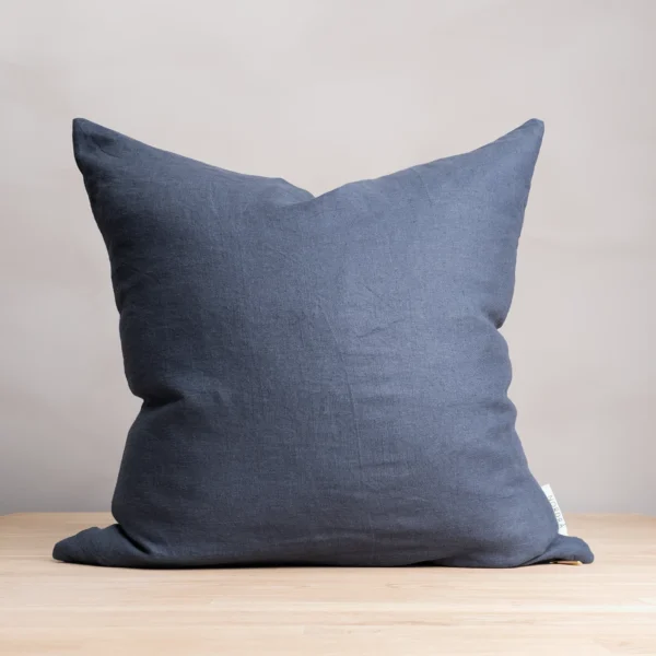 Enfärgat blått kuddfodral i 100 % linne, tillverkad av NORDRÅ Sweden som säljer presenter och inredning.