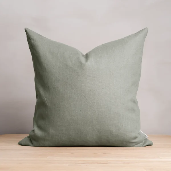 Enfärgat grönt kuddfodral i 100 % linne, tillverkad av NORDRÅ Sweden som säljer presenter och inredning.