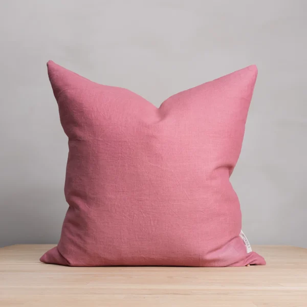 Enfärgat rosa kuddfodral i 100 % linne, tillverkad av NORDRÅ Sweden som säljer presenter och inredning.