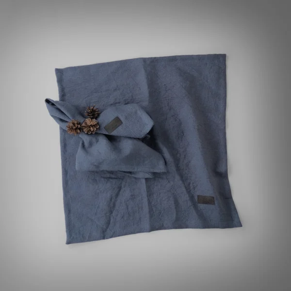 Enfärgade blåa servetter i 100 % linne, tillverkade av NORDRÅ Sweden som säljer presenter och inredning.