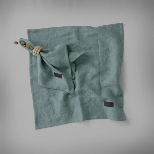 Enfärgade turkosa servetter i 100 % linne, tillverkade av NORDRÅ Sweden som säljer presenter och inredning.