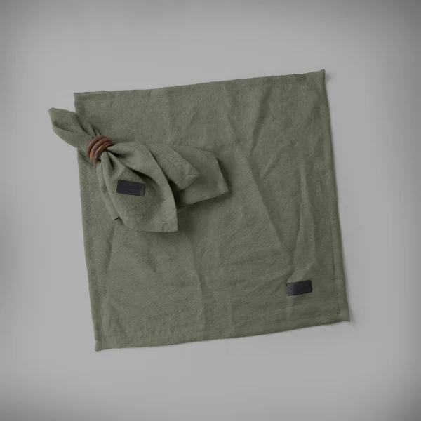Enfärgade gröna servetter i 100 % linne, tillverkade av NORDRÅ Sweden som säljer presenter och inredning.