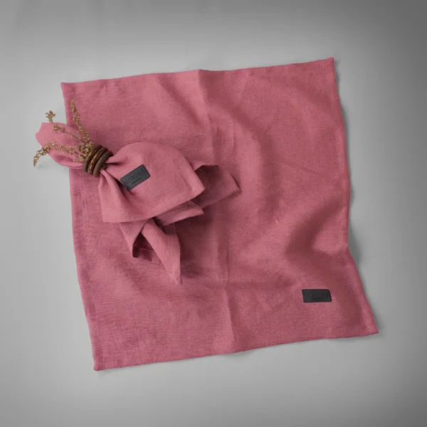 Enfärgade rosa servetter i 100 % linne, tillverkade av NORDRÅ Sweden som säljer presenter och inredning.