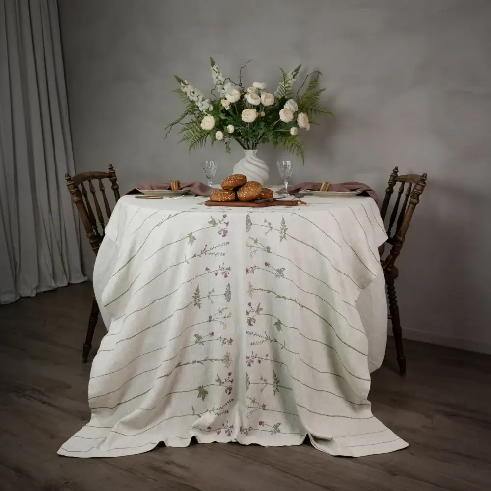Bordsduk i linne med unik mönsterdesign SommarBlomster i färgen LinKalk från NORDRÅ Sweden. Svensk inredning och presenter C-001-008.