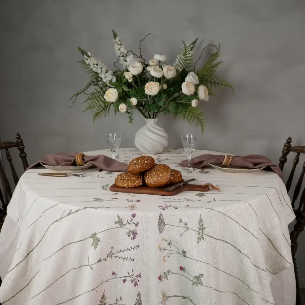 Bordsduk i linne med unik mönsterdesign SommarBlomster i färgen LinKalk från NORDRÅ Sweden. Svensk inredning och presenter C-001-008.