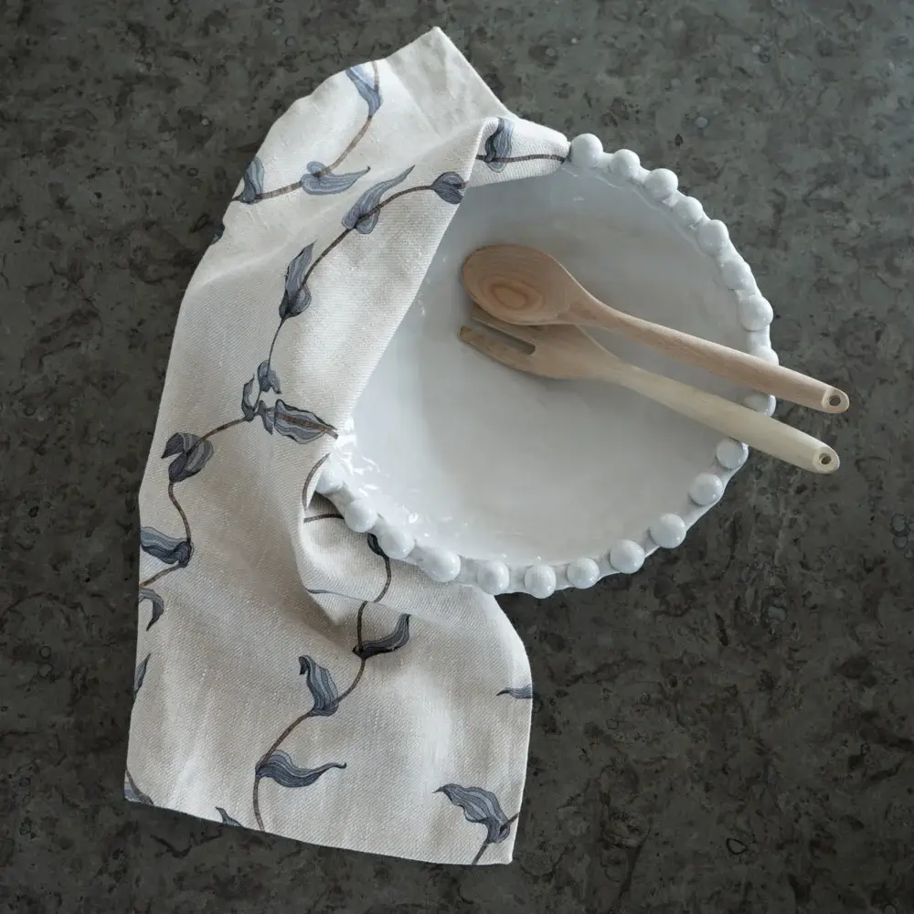 Beige och blå kökshandduk i 100 % linne med sjögräs som mönster, tillverkad av NORDRÅ Sweden som säljer presenter och inredning.