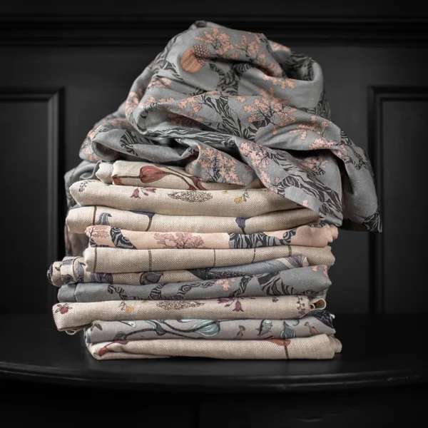 Shop med produktkategori bordsdukar med unik mönsterdesign i 100 % linne eller linneblandning från NORDRÅ Sweden