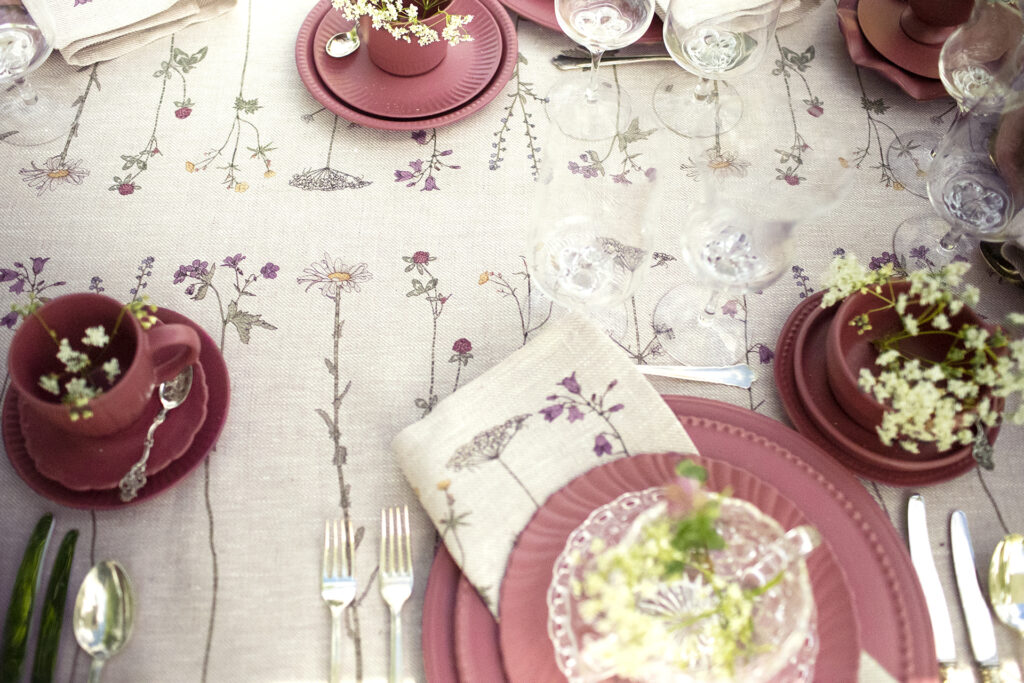 Midsommardukning med bordsduk i linne med unik mönsterdesign SommarBlomster i färgen LinKalk från nordrå Sweden. Svensk inredning och presenter.