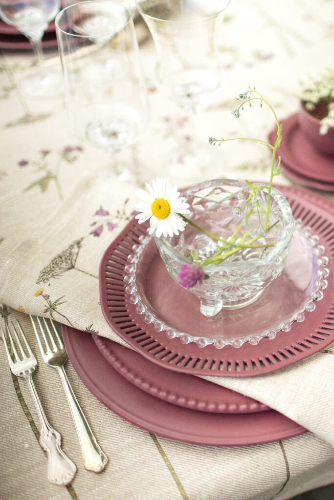 Midsommardukning med bordsduk och servetter i linne med unik mönsterdesign SommarBlomster i färgen LinKalk från nordrå Sweden. Svensk inredning och presenter.