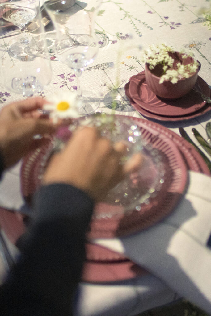 Midsommardukning med bordsduk och servetter i linne med unik mönsterdesign SommarBlomster i färgen LinKalk från nordrå Sweden. Svensk inredning och presenter.