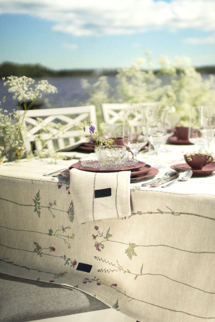 Midsommardukning med bordsduk och servetter i linne med unik mönsterdesign SommarBlomster i färgen LinKalk från nordrå Sweden. Svensk inredning och presenter.