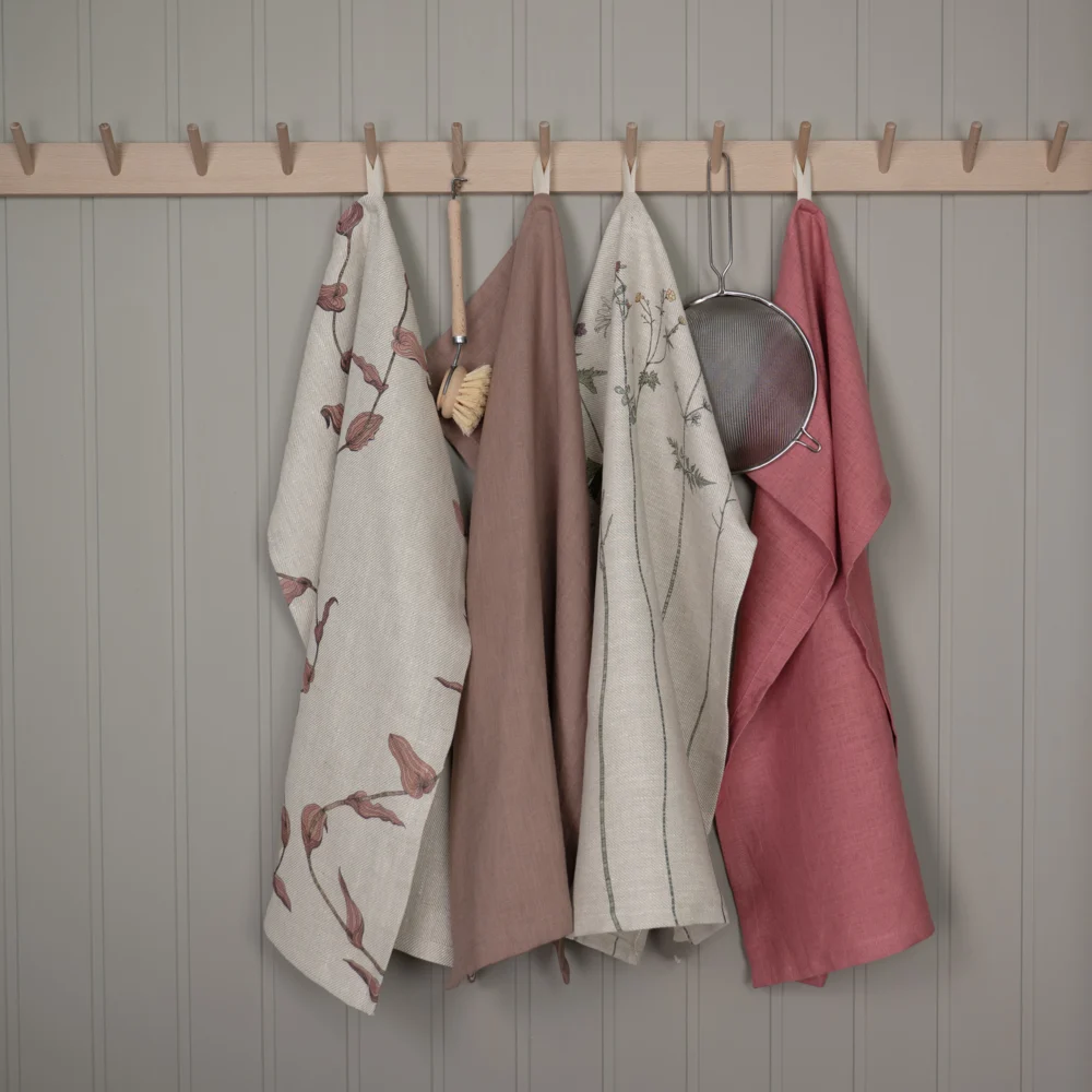 Enfärgad och mönstrad rosa kökshandduk i 100 % linne, tillverkad av NORDRÅ Sweden som säljer presenter och inredning.