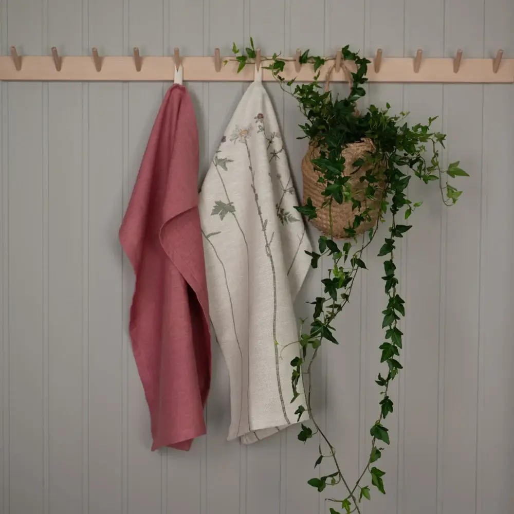 Enfärgad och mönstrad rosa kökshandduk i 100 % linne, tillverkad av NORDRÅ Sweden som säljer presenter och inredning.