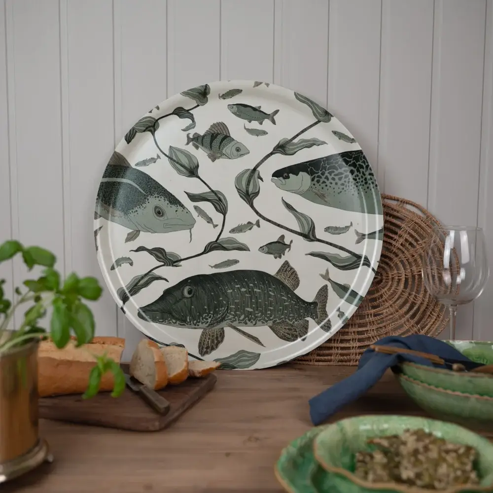 Bricka med gröna fiskar med unik mönsterdesign från NORDRÅ Sweden som säljer presenter och inredning.