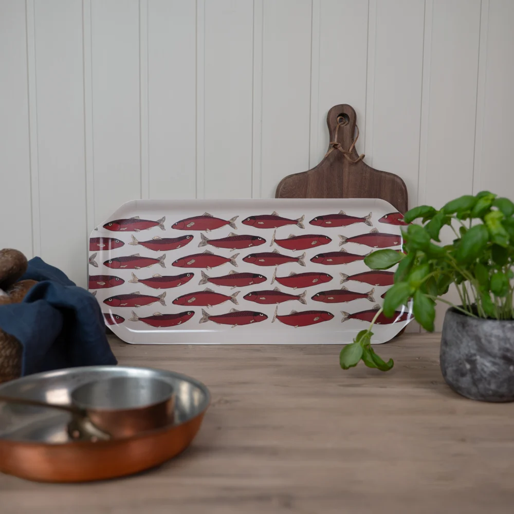Beige bricka med röda fiskar med unik mönsterdesign från NORDRÅ Sweden som säljer presenter och inredning.