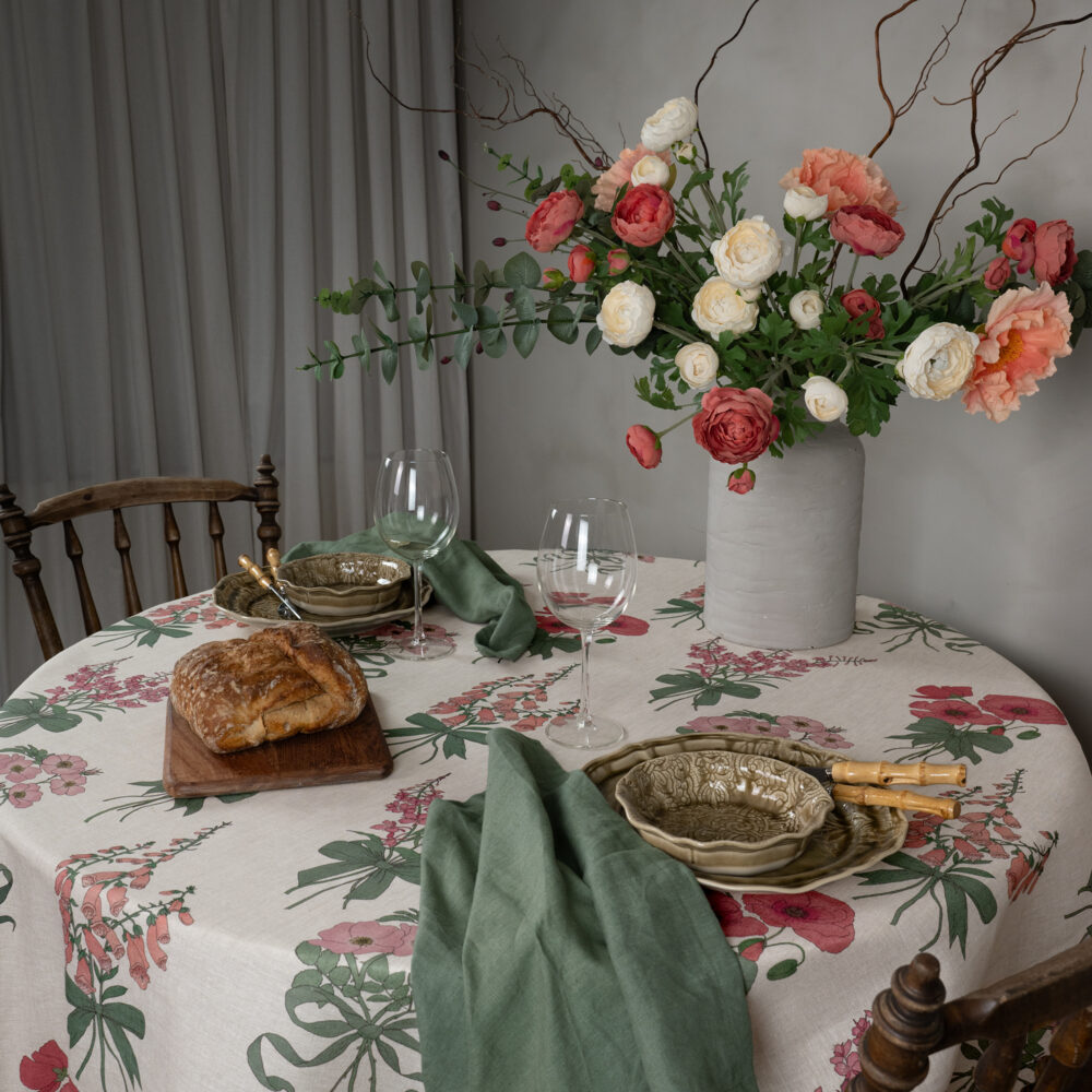 rosa och beige bordsduk i linne med blombuketter som mönster, tillverkad av NORDRÅ Sweden som säljer presenter och inredning.nordra-sweden-bordsduk-blombukett-lövgrön-dukning