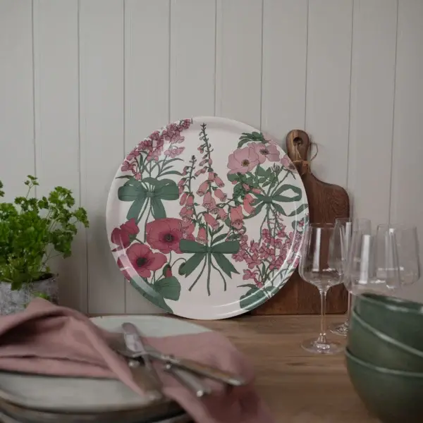 Bricka med blommor i buketter som unik mönsterdesign från NORDRÅ Sweden som säljer presenter och inredning.