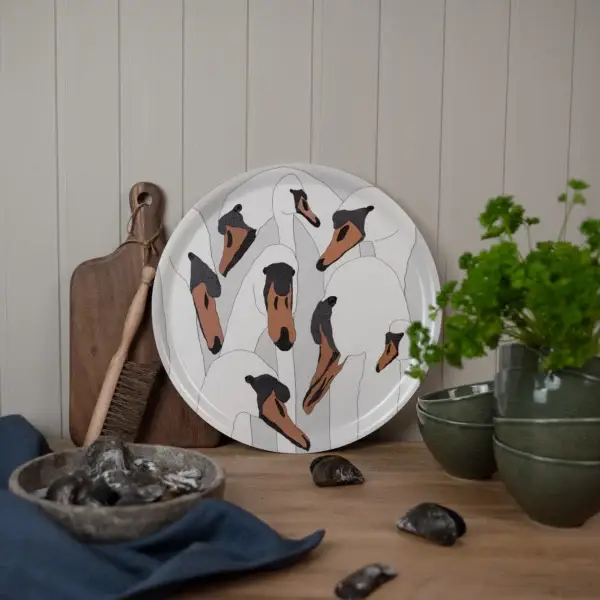 Bricka med svanar i vitt som unik mönsterdesign från NORDRÅ Sweden som säljer presenter och inredning.