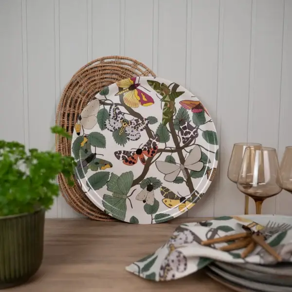 Bricka med fjärilar i olika färger som unik mönsterdesign från NORDRÅ Sweden som säljer presenter och inredning.